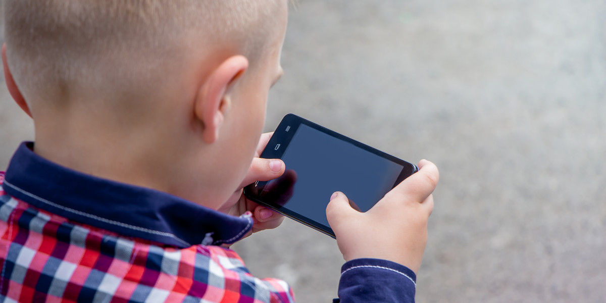 Szukasz smartfona dla dziecka? Sprawdź modele do 900 zł