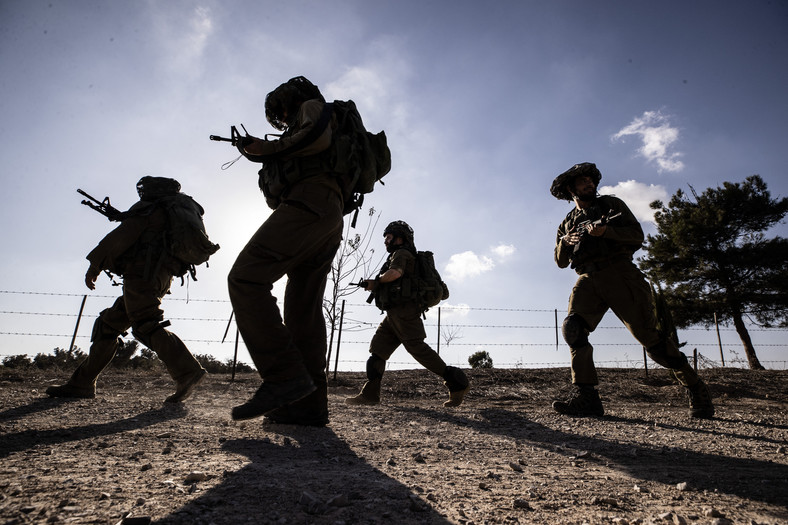 Żołnierze Izraela podczas patrolu okolic graniczących ze Strefą Gazy, Izrael, 19 października 2023 r.
