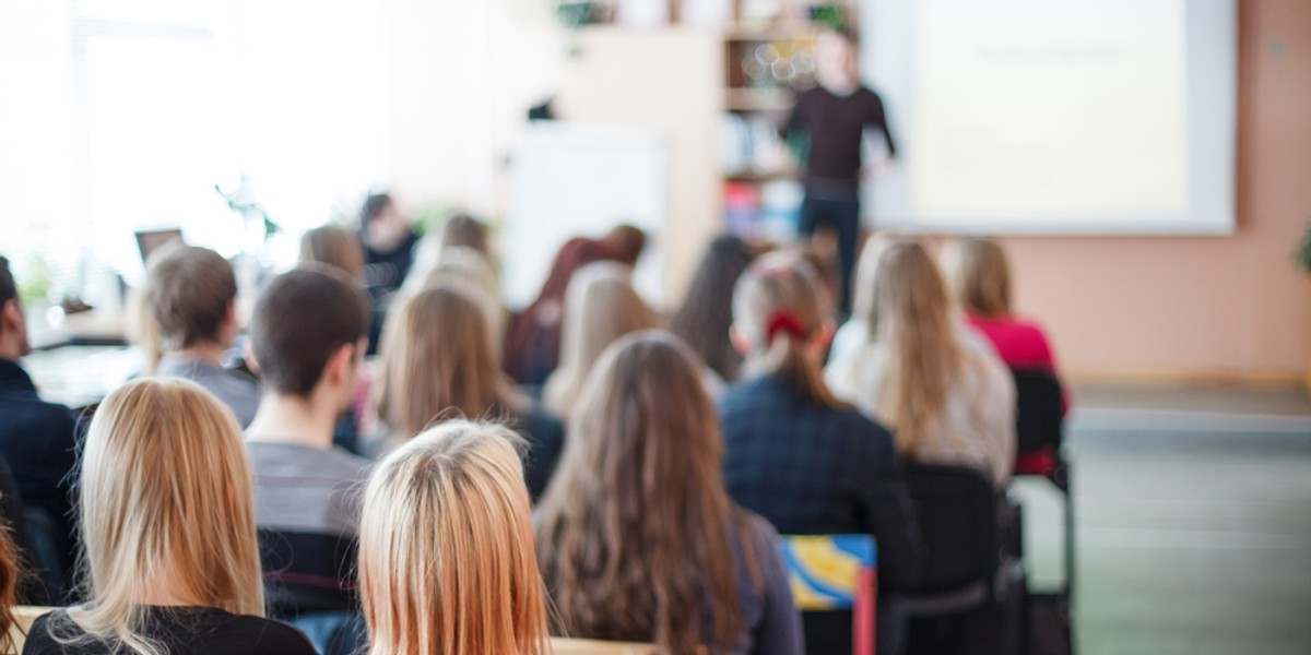 Nauczyciele otrzymają podwyżki na początku 2019 roku. MEN zaznacza, że "system wynagradzania nauczycieli należy zmodernizować i stworzyć z niego prawdziwy mechanizm motywacyjny, zachęcający do pracy w szkole najlepszych nauczycieli"