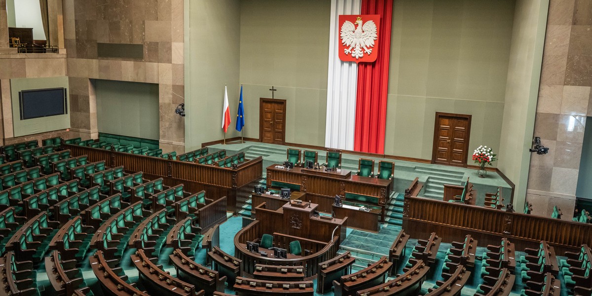 Posłowie w sejmie z zarzutami prokuratorskimi. Czy chroni ich już immunitet?