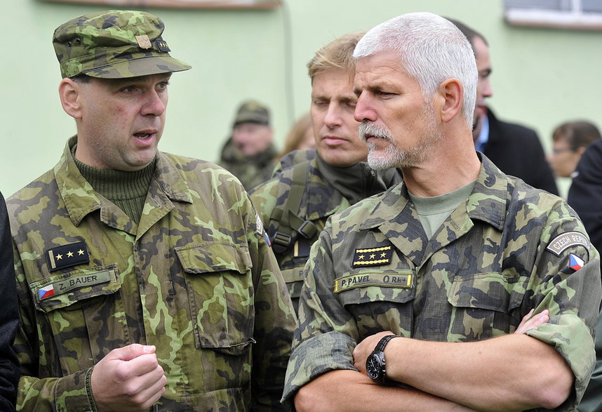 Petr Pavel jako szef Sztabu Generalnego Czeskich Sił Zbrojnych. Zdjęcie z 2013 r. Obok Zdenek Bauer, dyrektor szkolenia Siły Zbrojnych.