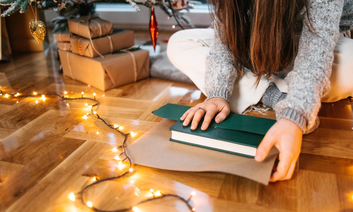 Najciekawsze nowości i sprawdzone klasyki w Allegro. Te książki i planszówki warto sprezentować w święta bliskim