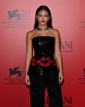 Camila Mendes nevét a a Riverdale című Netflix-sorozatnak köszönhetően ismerhette meg a nagyvilág, majd azt követően több népszerű produkcióban is szerepelt. Sötét haja, sejtelmes mosolya és latin származása miatt nagy esélyes volt Wednesday szerepére.