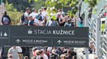 Tłumy turystów czekają w kolejce do kolejki na Kasprowy Wierch w Kuźnicach