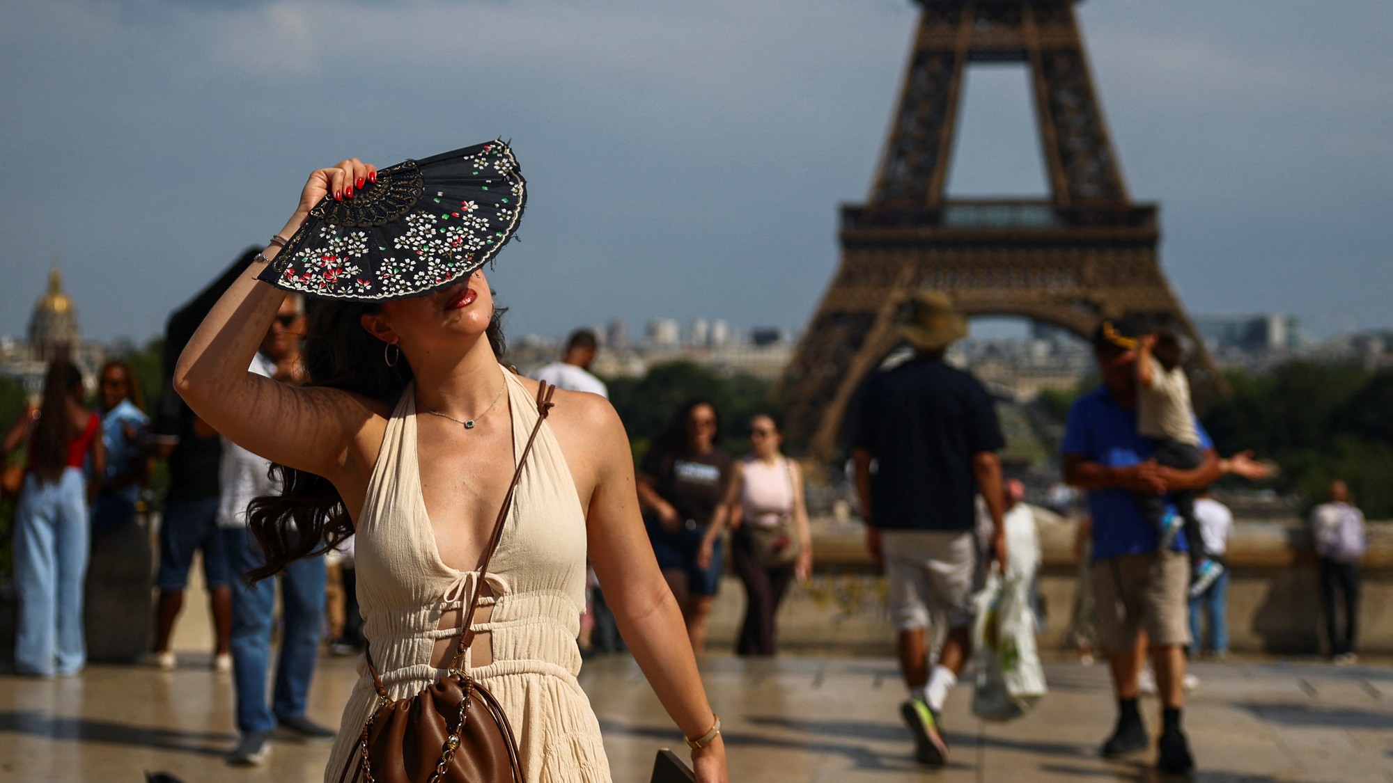 Žena sa chráni pred spaľujúcim slnkom v Paríži