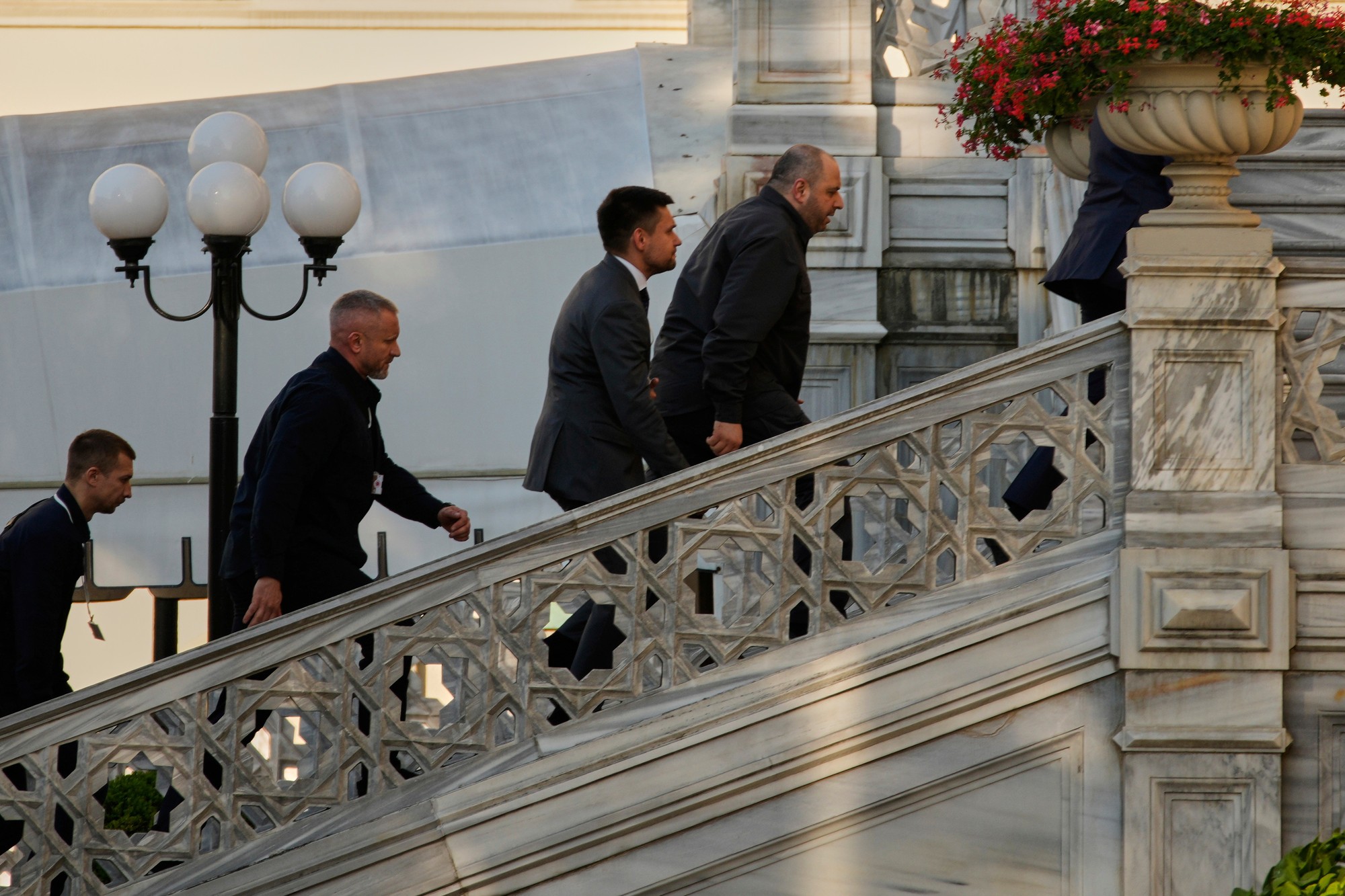 Bývalý ukrajinský minister obrany Rustem Umerov (vpravo) prichádza do paláca Ciragan, kde sa uskutoční ďalšie kolo rusko-ukrajinských rokovaní v tureckom Istanbule.