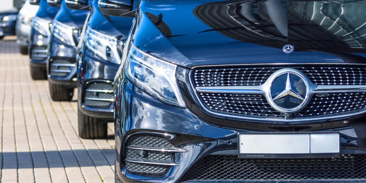 Mercedes szybko wstrzymał produkcję w Rosji i eksport do tego kraju. Formalności związane z całkowitym wycofaniem się z rynku trwały jednak ponad rok