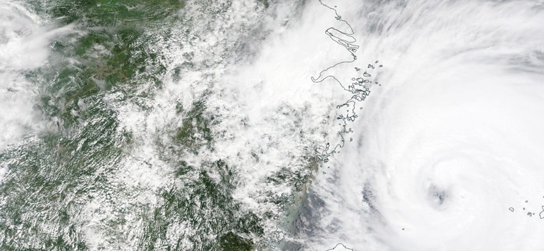 Tajfun In-Fa. Chiny zamykają dworce kolejowe i porty, odwołują loty