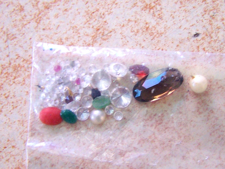 Kesica sa dragim kamenjem 