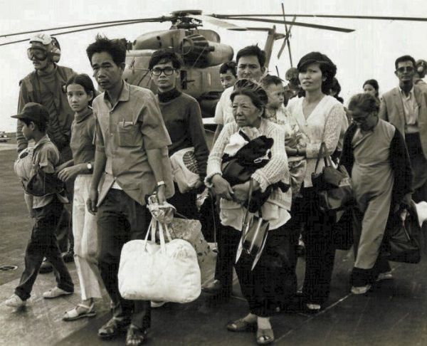 Wietnamczycy z Południa w czasie zorganizowanej przez Amerykanów ewakuacji z oblężonego Sajgonu, kwiecień 1975 r. (domena publiczna).
