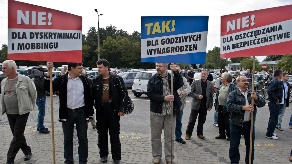 Kilkudziesięciu pracowników Zakładów Azotowych Puławy (Lubelskie) pikietowało w czwartek przed siedzibą zarządu spółki. Domagali się m.in. podwyżek płac i protestowali przeciwko praktykom mobbingu stosowanym ich zdaniem przez zarząd.