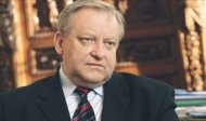 Nowa lista refundacyjna to jedno z
        ostatnich zadań zrealizowanych przez Bolesława Piechę,
        wiceministra zdrowia odpowiedzialnego za politykę lekową
        państwa w rządzie PiS