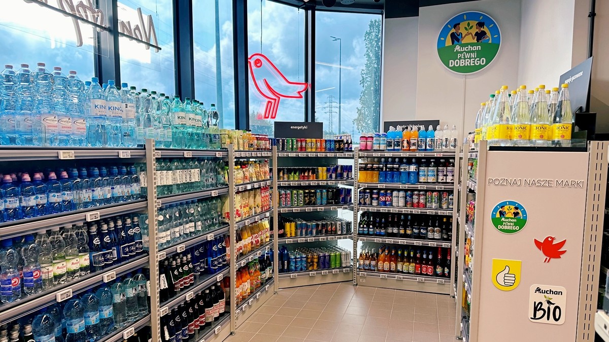 Groźne bakterie w wodzie źródlanej. Auchan wydał pilny komunikat do klientów