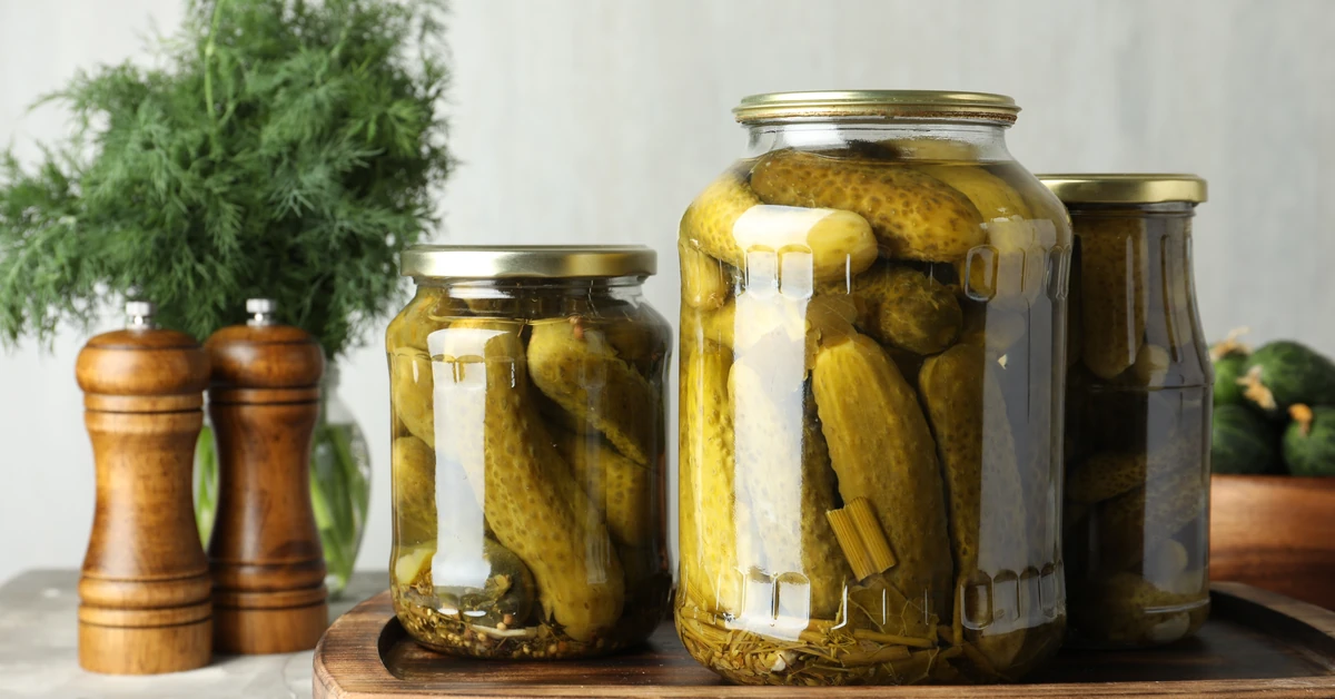 Twarde ogórki konserwowe. Przepis babci na ogórki korniszony. Najlepsza zalewa krok po kroku
