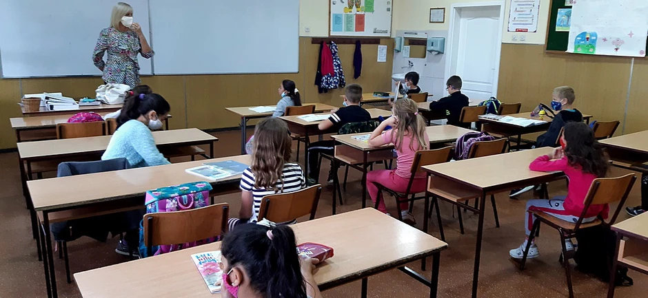 Učiteljica Desanka Šumonja sa svojim đacima