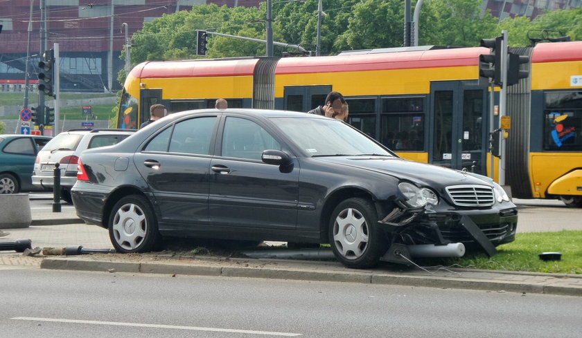 Samochód staranował wózek z dzieckiem