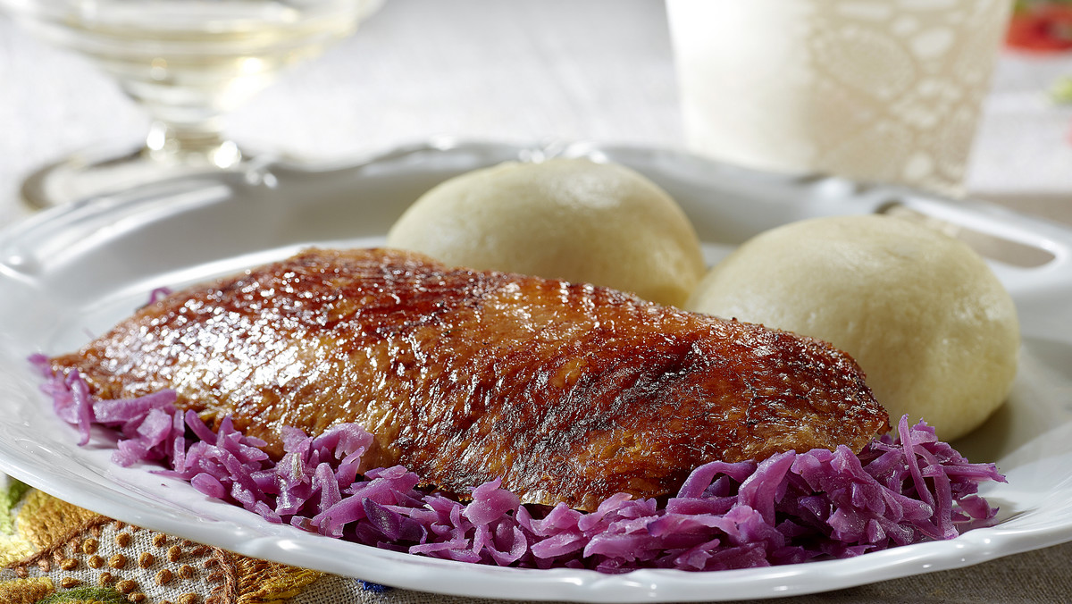 Polskie gęsi, choć na całym świecie cieszą się wielkim wzięciem, na naszych stołach goszczą niezwykle rzadko. Dla wielbicieli tradycyjnego smaku i zdrowej, naturalnej żywności polecamy kilka smacznych przepisów na gęsinę.