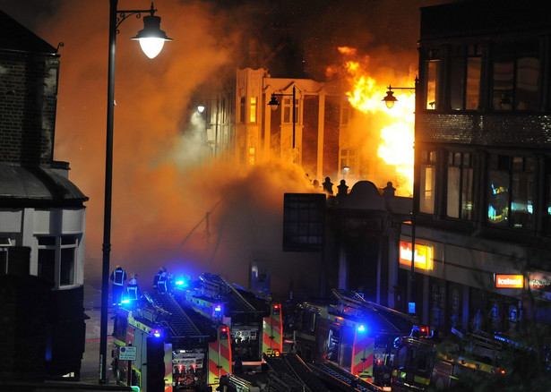 Wielka draka w londyńskiej dzielnicy. Ranni policjanci, pożary i chaos