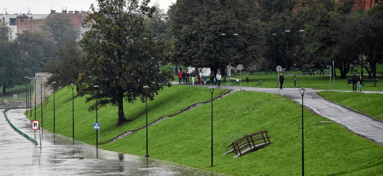 Stany alarmowe na rzekach. W Krakowie Wisła zalała bulwary