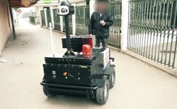 Tunezyjskie służby kontrolują ulice podczas pandemii koronawirusa za pomocą robota [WIDEO]