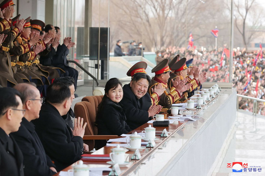 Na zdjęciu z 17 lutego Kim, jego córka i inni urzędnicy północnokoreańscy oglądają mecze sportowe w Pjongczangu. 