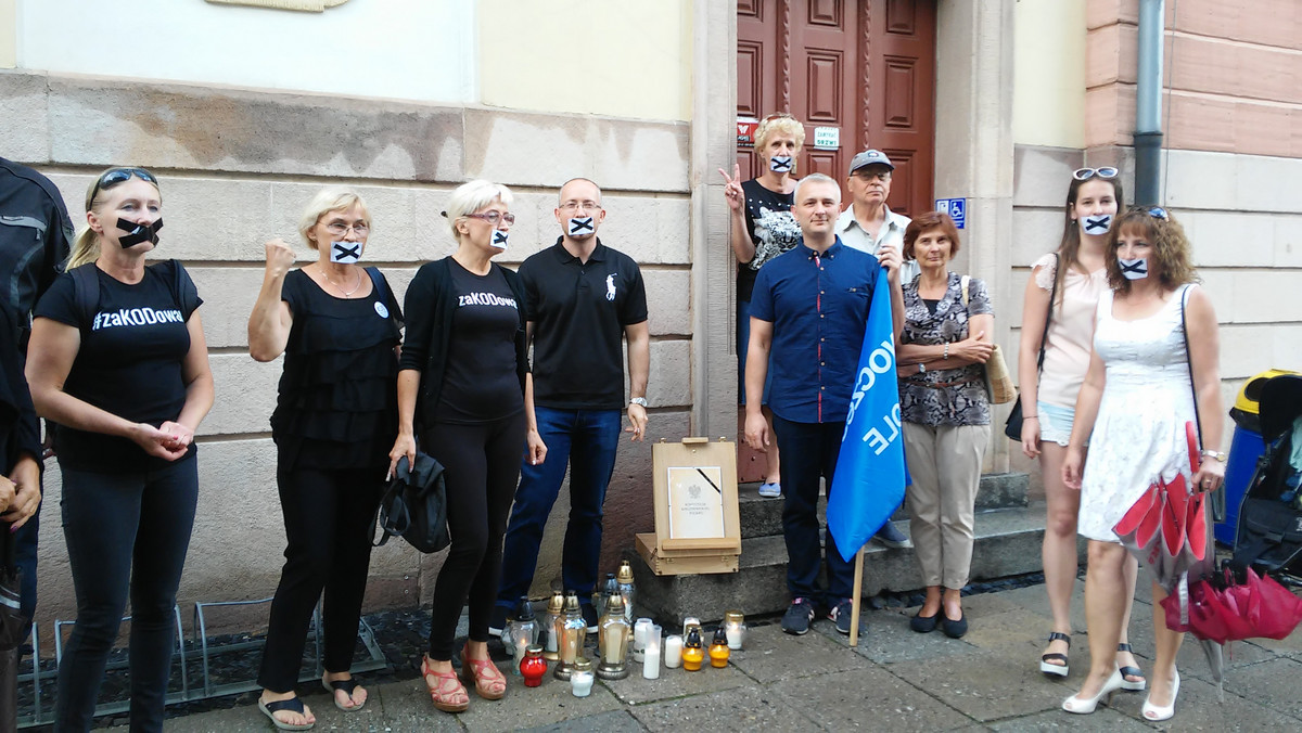 Członkowie i sympatycy Komitetu Obrony Demokracji zgromadzili się dziś o godzinie 19 przed budynkiem Sądu Okręgowego w Opolu. Grupa ponad 20 osób spotkała się, by zaprotestować przeciwko działaniom rządu w sprawie nowej ustawy o Trybunale Konstytucyjnym. Protesty KOD odbyły się dziś także w innych miastach Polski.