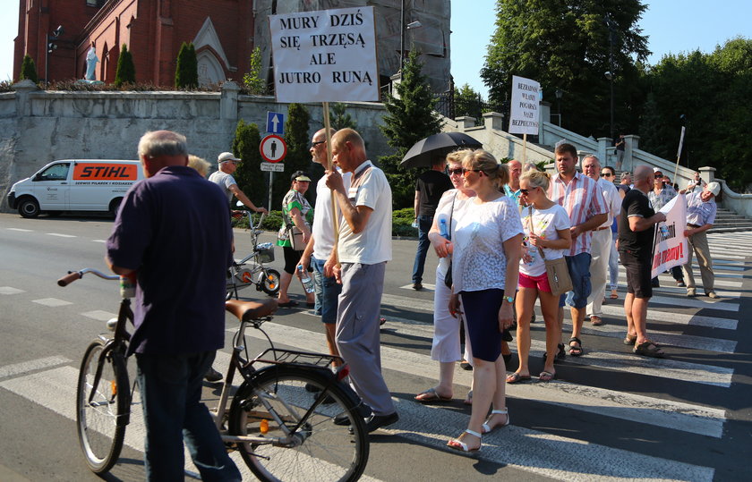 Mieszkańcy Zgierza blokowali ulice. Domagają się zakazu wjazdu samochodów ciężarowych do centrum