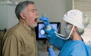 Zakażenie Covid-19: najpierw pojawia się gorączką, potem kaszel i bóle mięśni