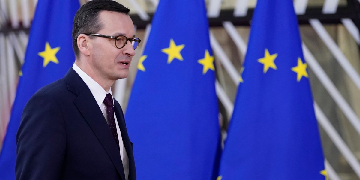 Premier Mateusz Morawiecki w czwartek po południu przybył do Brukseli, gdzie weźmie udział w nadzwyczajnym posiedzeniu Rady Europejskiej. Szefowie państw i rządów krajów UE będą kontynuować negocjacje ws. wieloletniego budżetu UE na lata 2021-2027.