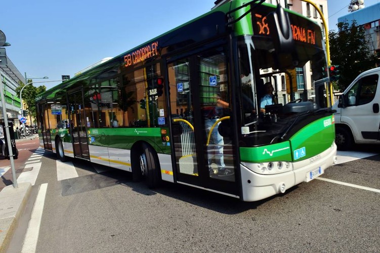 W tym roku Solaris zobowiązał się zakończyć dostawy 85 autobusów w wersji 12-metrowej do Mediolanu, który organizuje wystawę Expo. To pierwsze pojazdy polskiego producenta we włoskiej stolicy mody. Kontrakt obejmuje też 5-letnie utrzymanie pojazdów. Jego wartość to 22 mln euro. A być może, to wcale nie koniec. Umowa ma charakter ramowy – mediolański przewoźnik ATM może zwiększyć zakres zamówienia do 250 autobusów.