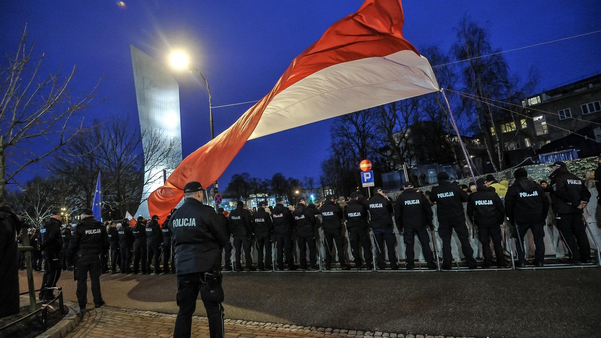 TVP zapowiada, że w poniedziałek złoży zawiadomienia do prokuratury w związku z wczorajszym "atakiem" na dziennikarkę telewizji i utrudnianiem jej wykonywania obowiązków służbowych. Zawiadomienie prokuratury i RPO m.in. w tej sprawie zapowiada też policja.