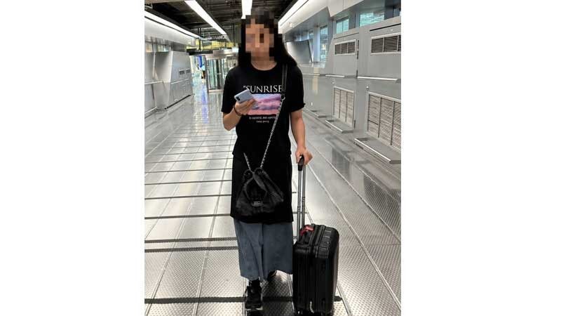 Na letisku v Bangkoku zatkli tínedžerku s 30 korytnačkami prilepenými na tele.