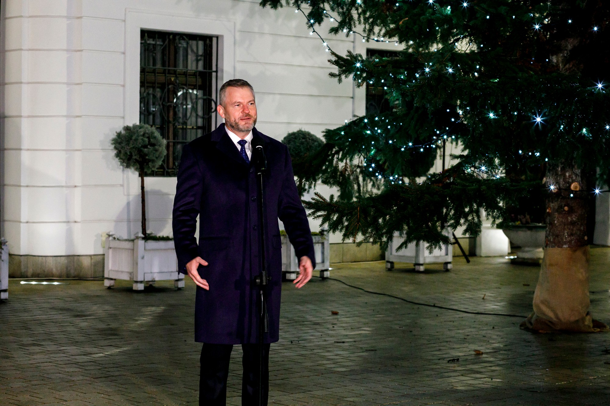 Na snímke prezident SR Peter Pellegrini počas rozsvietenia vianočného stromu na prednom nádvorí Prezidentského paláca v Bratislave 6. decembra 2024.