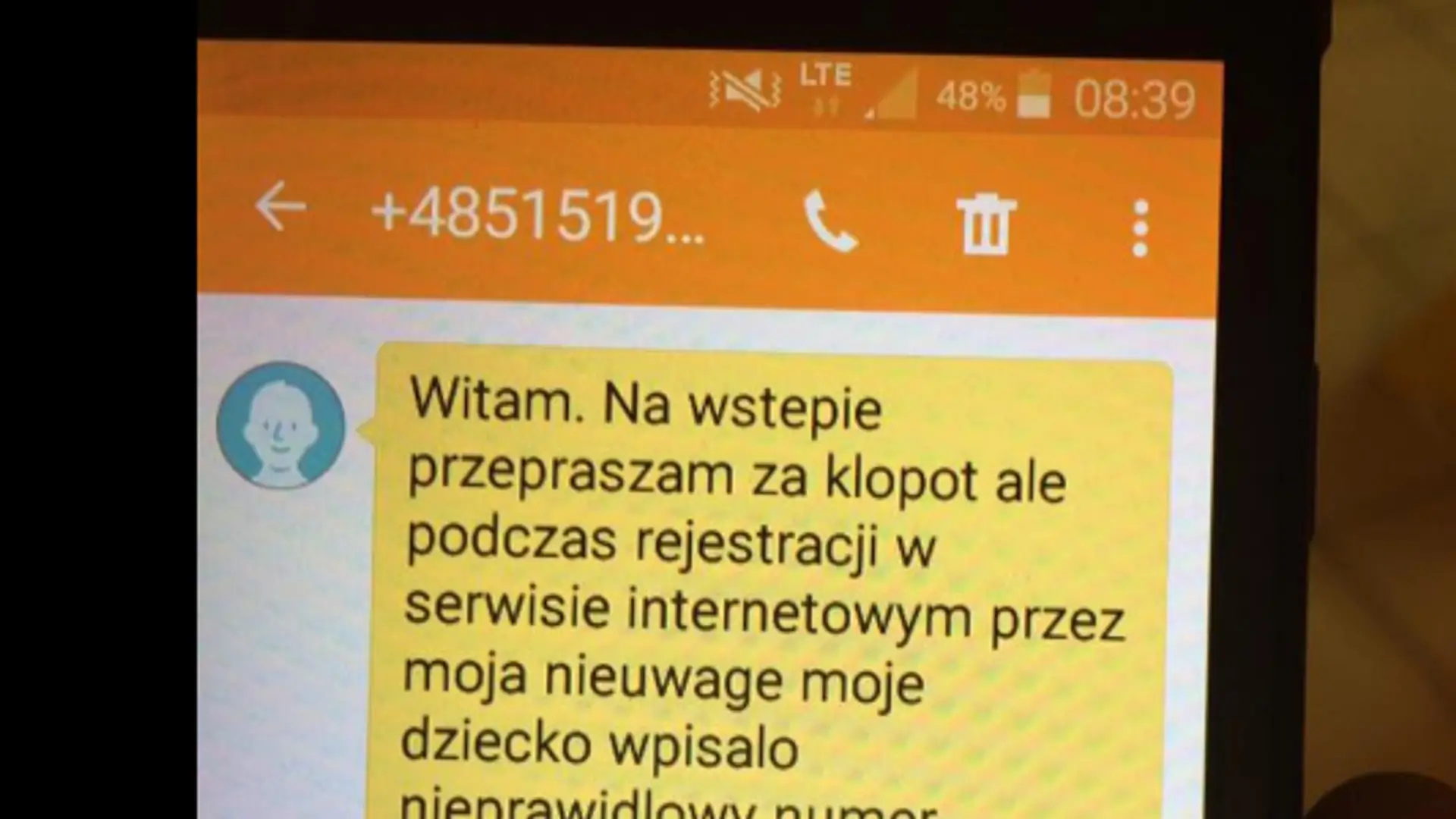 Fałszywy SMS może zabrać ci pieniądze z konta. Przestrzeż swoich znajomych