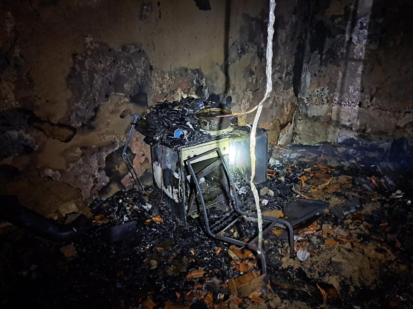 Pri nočnom požiari rodinného domu v obci Cabaj-Čápor zomrela jedna osoba.