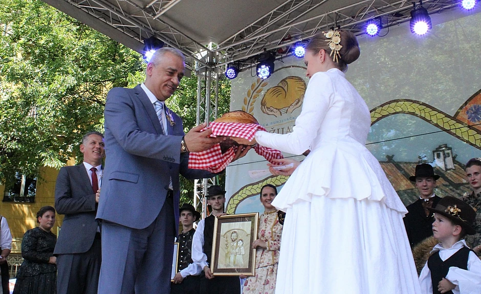 Hleb od novog brašna uručen je gradonačelniku Subotice Stevanu Bakiću