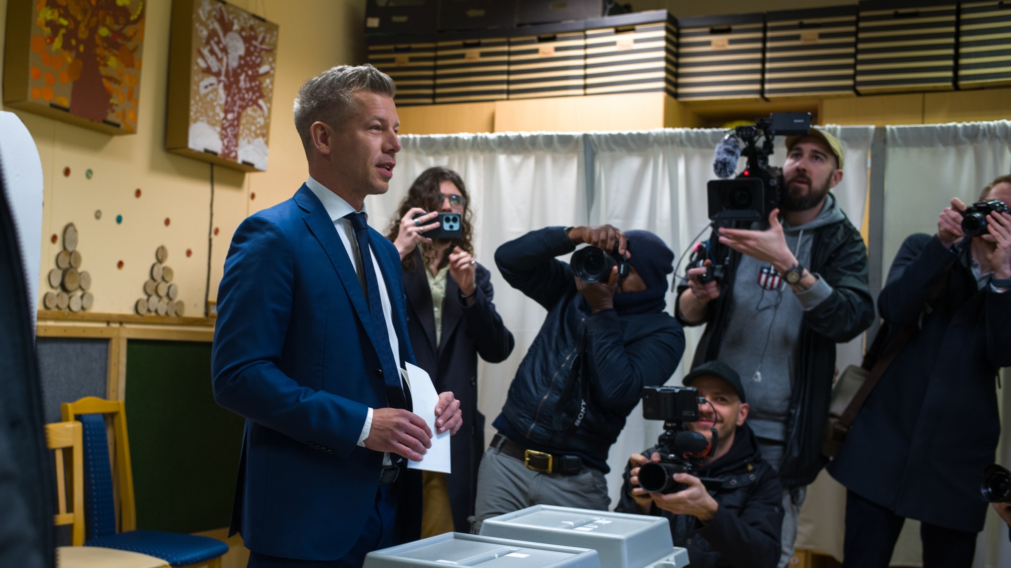 Na snímke predseda maďarskej opozičnej strany Tisza Péter Magyar počas hlasovania v maďarských parlamentných voľbách