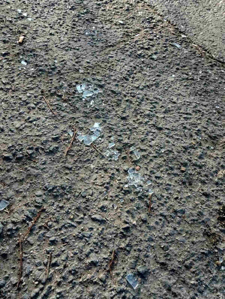 Delovi stakla od stvari koje je bacao kroz prozor 