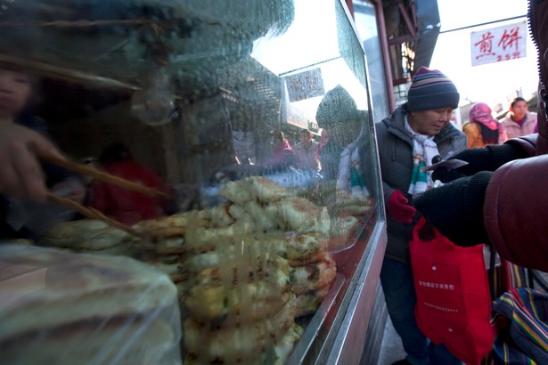 Konsumenci kupują żywność w sklepie w Pekinie, Chiny, grudzień 2011