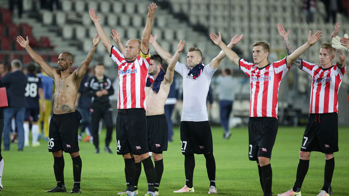 Już w weekend startuje polska Ekstraklasa i kluby są na finiszu sprzedaży karnetów na najbliższy sezon. Bardzo ciekawą akcję marketingową wymyśliła Cracovia, w której kasach biletowych zasiedli zawodnicy tej drużyny.