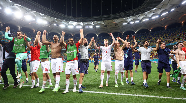 A svájci válogatott tagjai ünnepelnek, miután 3-3 után tizenegyesekkel 5-4-re győztek a világméretű koronavírus-járvány miatt 2021-re halasztott 2020-as labdarúgó Európa-bajnokság nyolcaddöntőjének Franciaország – Svájc mérkőzésén Bukarestben 2021. június 28-án.MTI/AP/Reuters/Marko Djurica