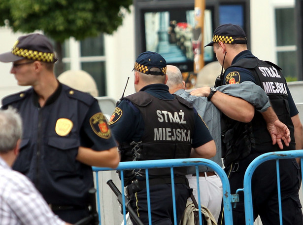 71-latek, który oblał tablicę, zwolniony do domu