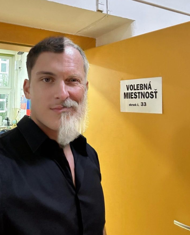 Ján Koleník vo dverách volebnej miestnosti.