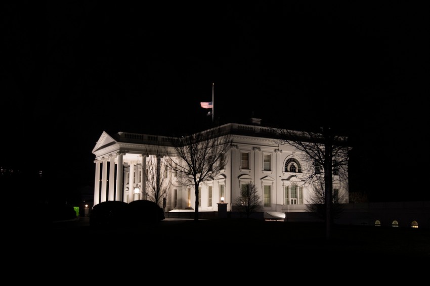 Američka zastava na Beloj kući na pola koplja zbog smrti Džimija Kartera