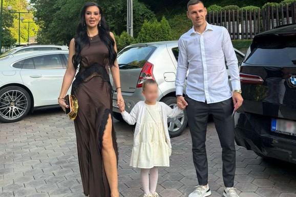ČIPKA ISPOD GRUDI I OGROMAN ŠLIC Kaća Grujić sa Gobeljom i ćerkom stigla kod Ljube na slavlje, pa otkrila: "U album sam uložila preko 100.000 evra" (VIDEO)