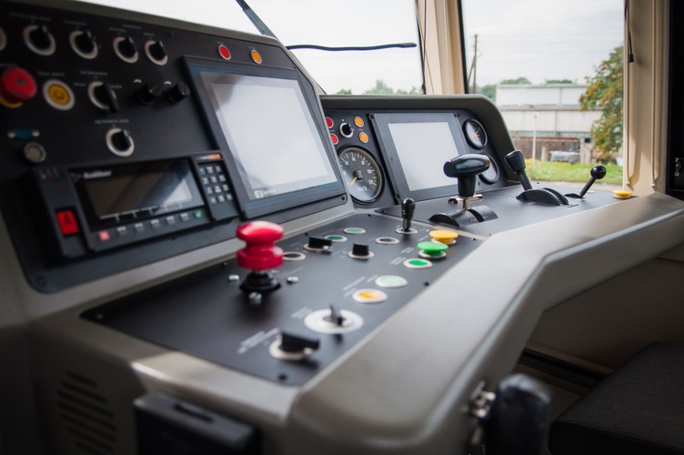 To pulpit sterowniczy w SM42 po modernizacji. Każda z tych lokomotyw posiada teraz m.in. mikroprocesorowy układ sterowania, układ elektronicznego pomiaru paliwa, system przeciwpożarowy, układ GPS i monitoring z rejestracją szlaku.