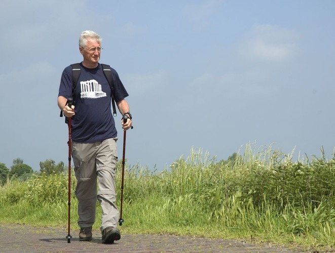 Nordic walking, czyli marsz z kijami, odciąża stawy i kręgosłup, reguluje oddech i poprawia krążenie krwi