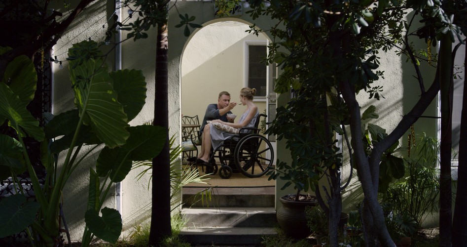 <strong>4. Opiekun, reż. Michel Franco</strong>
<br><br>
David jest pielęgniarzem, na co dzień opiekuje się nieuleczalnie chorymi pacjentami. Traktuje swój zawód jak powołanie i z każdą osobą, którą się zajmuje, nawiązuje silną emocjonalną więź. Poza pracą jest samotnym, zamkniętym w sobie człowiekiem, strzegącym tajemnicy swojej przeszłości. Każdego ze swoich pacjentów potrzebuje równie mocno jak oni jego.