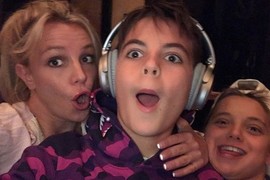 "Mlađeg sina UDARILA U LICE, starijem POŽELELA DA UMRE, pa S NOŽEM U RUCI stajala iznad kreveta": Nove jezive optužbe na račun Britni Spirs u memoarima bivšeg muža