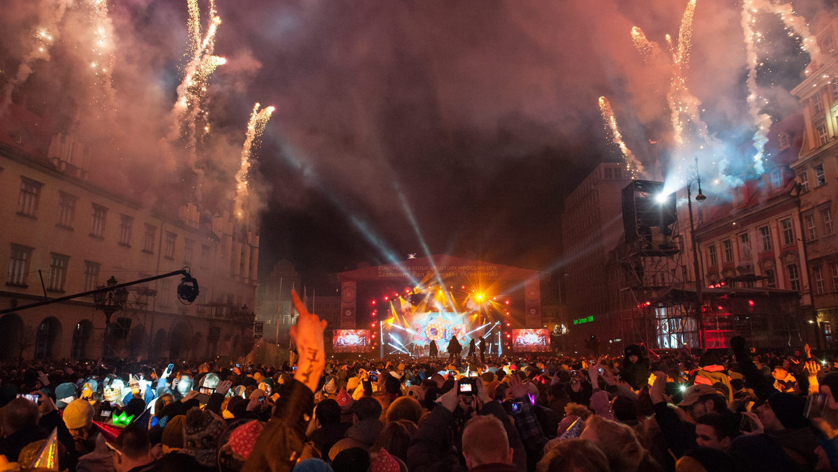 Kilkadziesiąt tysięcy ludzi bawiło się podczas sylwestrowego koncertu na wrocławskim Rynku. W tym roku wrocławianie witali Nowy Rok w rytmach granych przez artystów związanych ze stolicą Dolnego Śląska.
